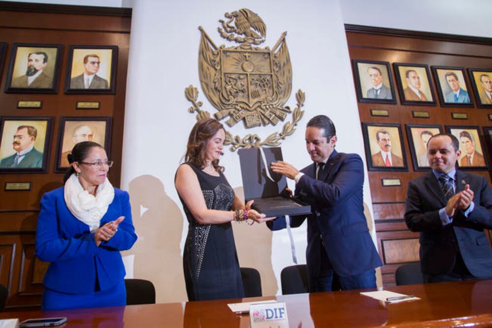 Karina Castro de Domínguez, presidenta del patronato estatal del DIF, presentó su informe de labores en en el Salón Gobernadores, de Palacio de Gobierno, donde la acompañó su marido, el gobernador Francisco Domínguez Servién (DEMIÁN CHÁVEZ. EL UNIVERSAL)