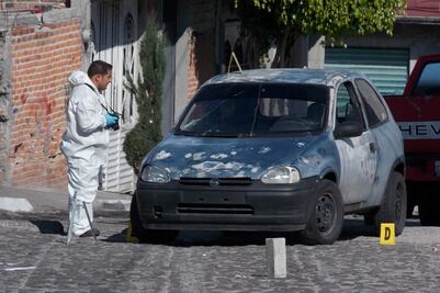 Localizan cadáver al interior de automóvil