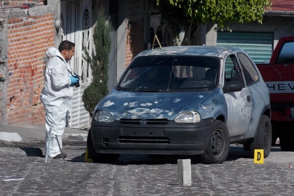 Localizan cadáver al interior de automóvil