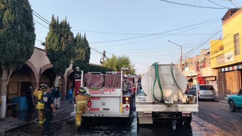 Incendio en el mercado municipal de Cadereyta moviliza a cuerpos de emergencia