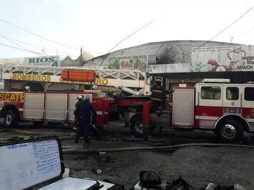 Se incendian 10 bodegas de la Central de Abastos