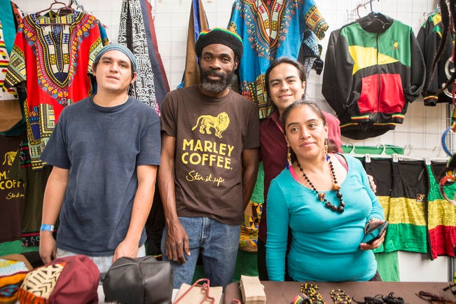 Con ropa, fotos y reggae Jamaica se hace presente
