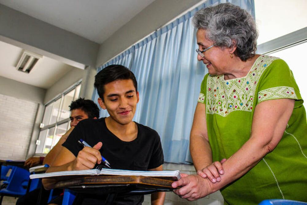 El rector de la máxima casa de estudios queretana, Gilberto Herrera Ruiz, reconoció a los 2 mil 500 docentes de la UAQ, con motivo del Día del Maestro. (ESPECIAL)