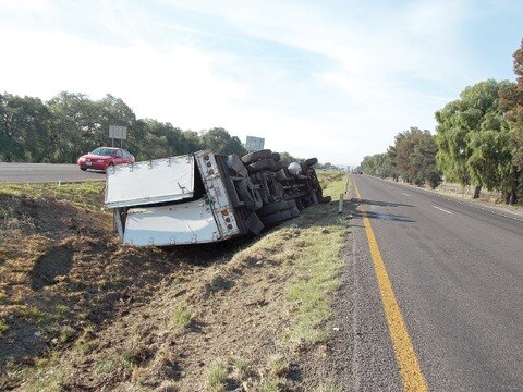 Vuelca tráiler con 9 ton de madera