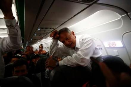 Cómo es la experiencia de viajar en el mismo avión que AMLO
