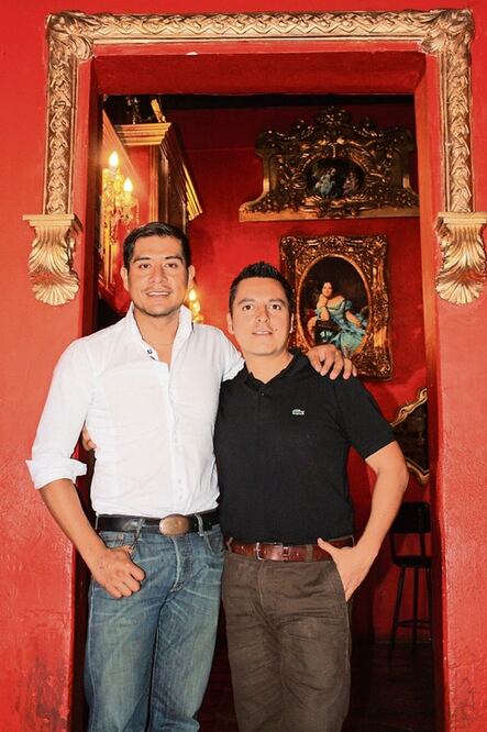 Matrimonio gay celebra boda, pese a obstáculos