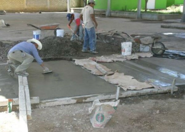 Constructores piden obras