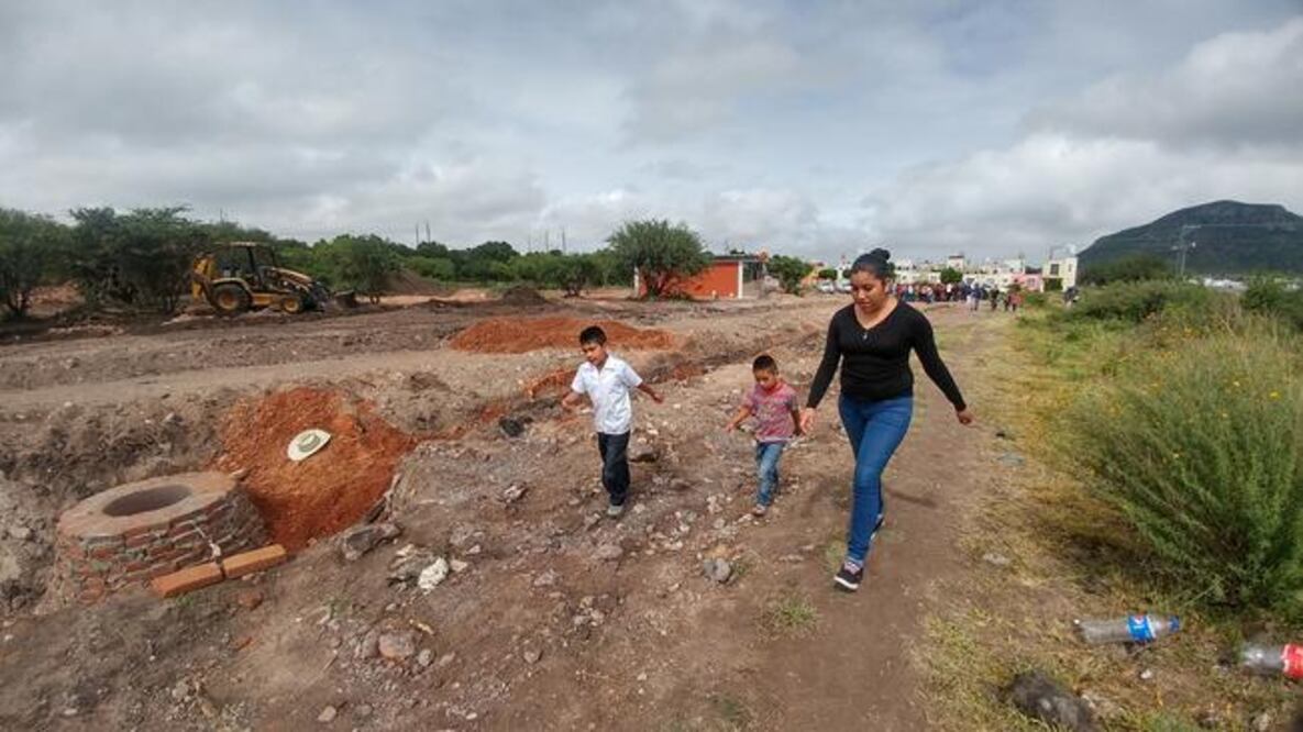 Padres de familia se manifestaron la semana pasada en el lugar en donde se construye el plantel para exigir el inicio de clases (ALMA CÓRDOVA. EL UNIVERSAL)