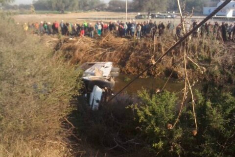 Vuelca camión de pasajeros