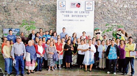 Entregan lentes en Corregidora