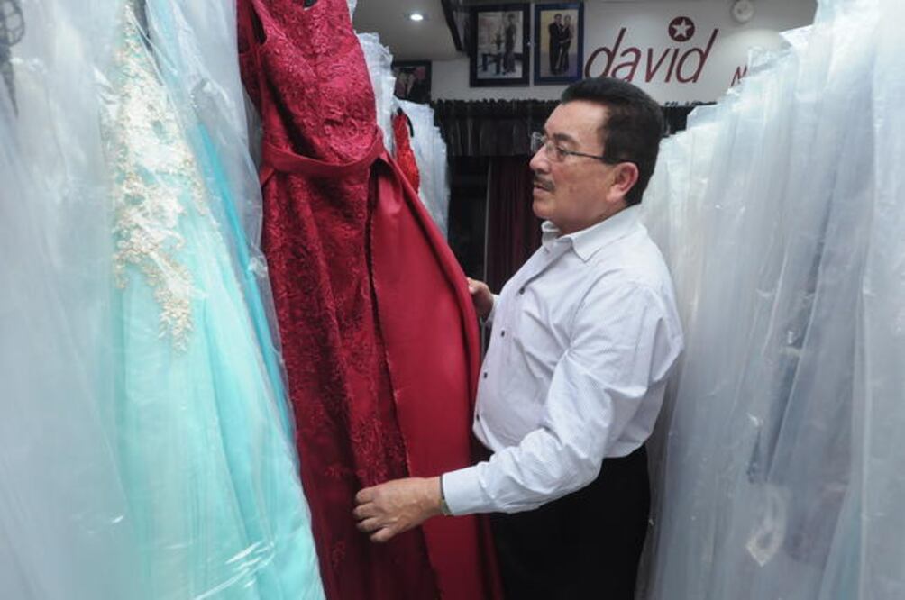 El creador de David Moda Mujer asegura que en su tienda cuentan con todas las tallas para sus clientas y en caso de que no exista se ajusta al tamaño. Señala que no se elaboran vestimentas iguales, todos son diseños únicos (RICARDO LUGO)