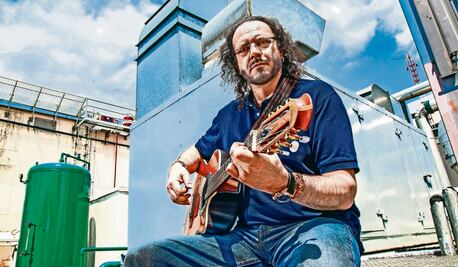 Fernando Delgadillo se divide para cantar