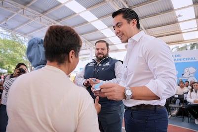 Felifer Macías entrega primeras tarjetas de apoyo económico “El Extra” en Santa Rosa Jáuregui