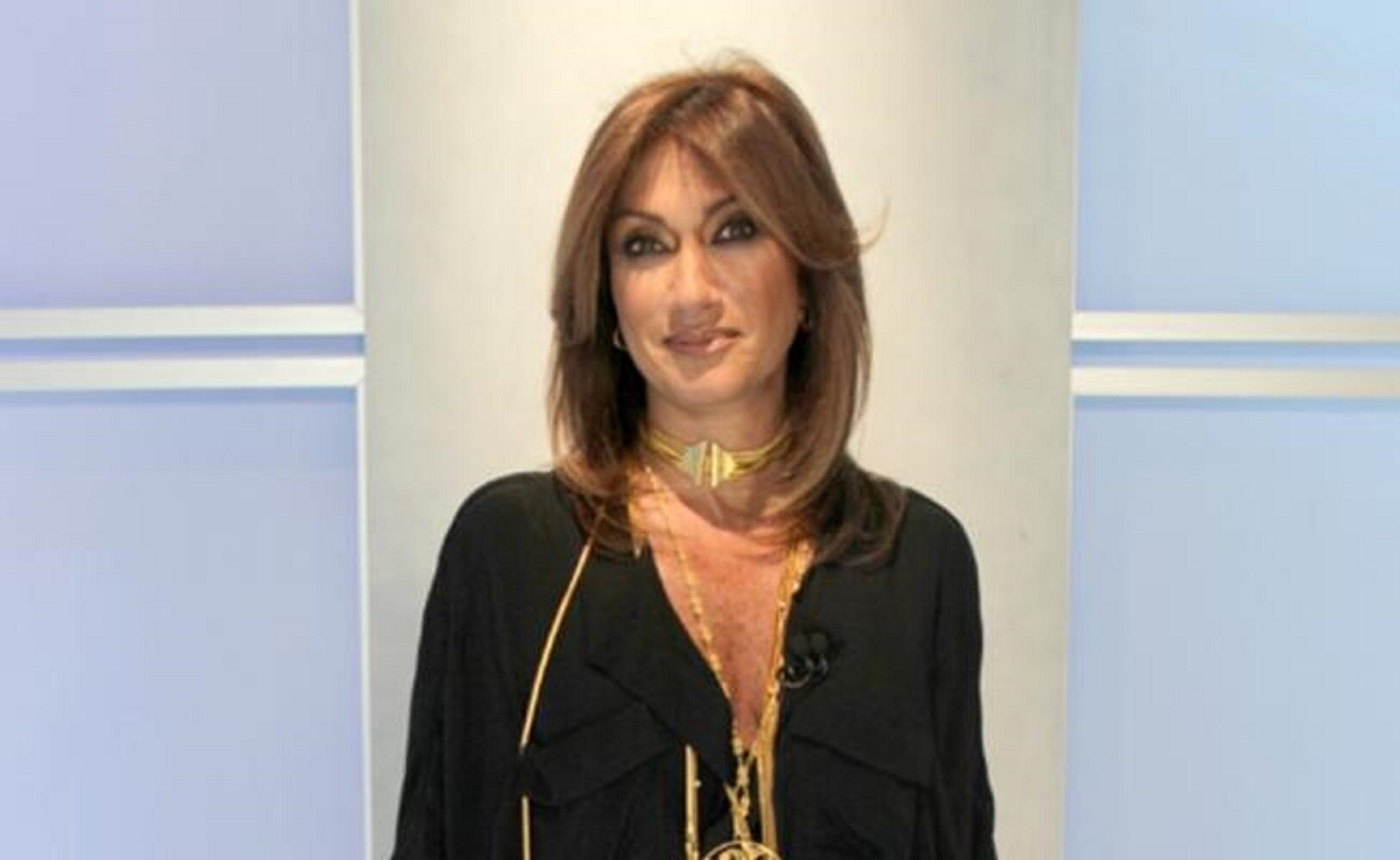 Azteca recibe a Adela Micha con dulces y refresco light