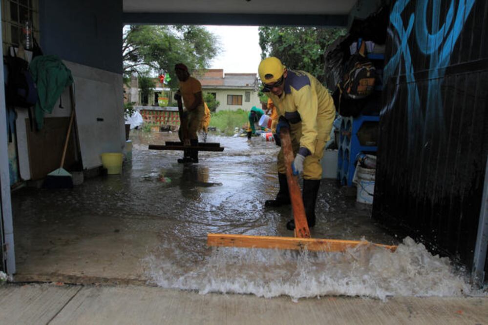Al menos 200 elementos del municipio trabajan en las labores de desinfección de las zonas afectadas. (FOTOS: CÉSAR GÓMEZ. EL UNIVERSAL)