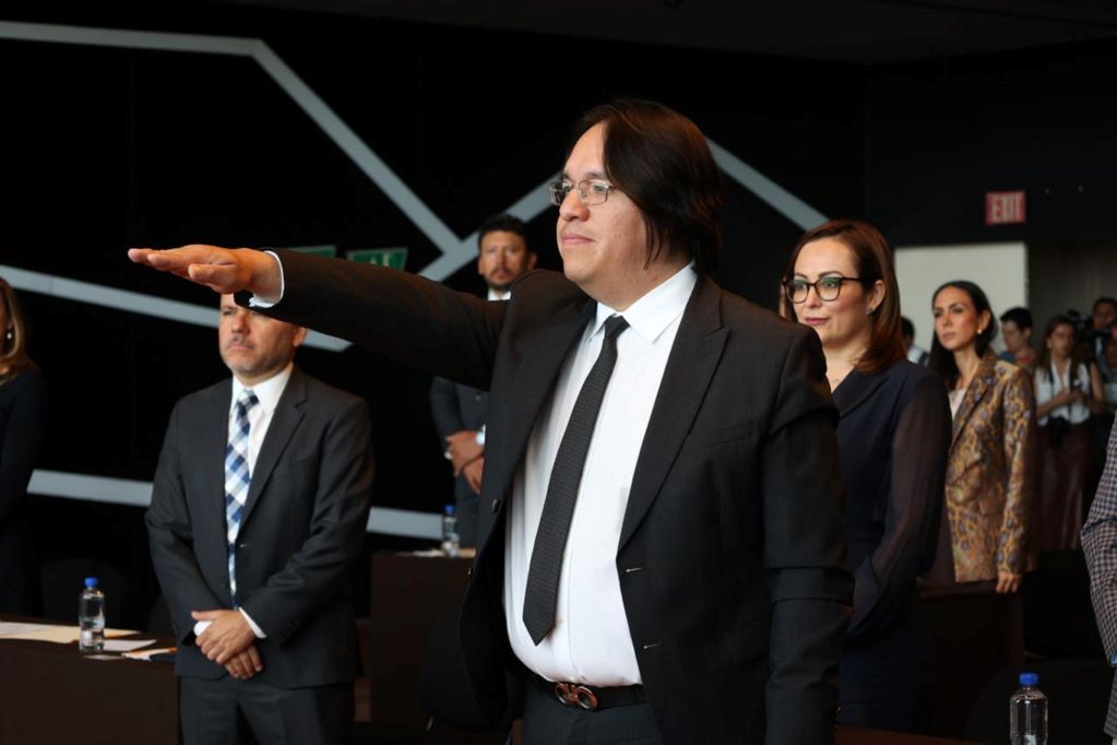 Entre protestas, Víctor de Jesús asume cargo como nuevo Fiscal