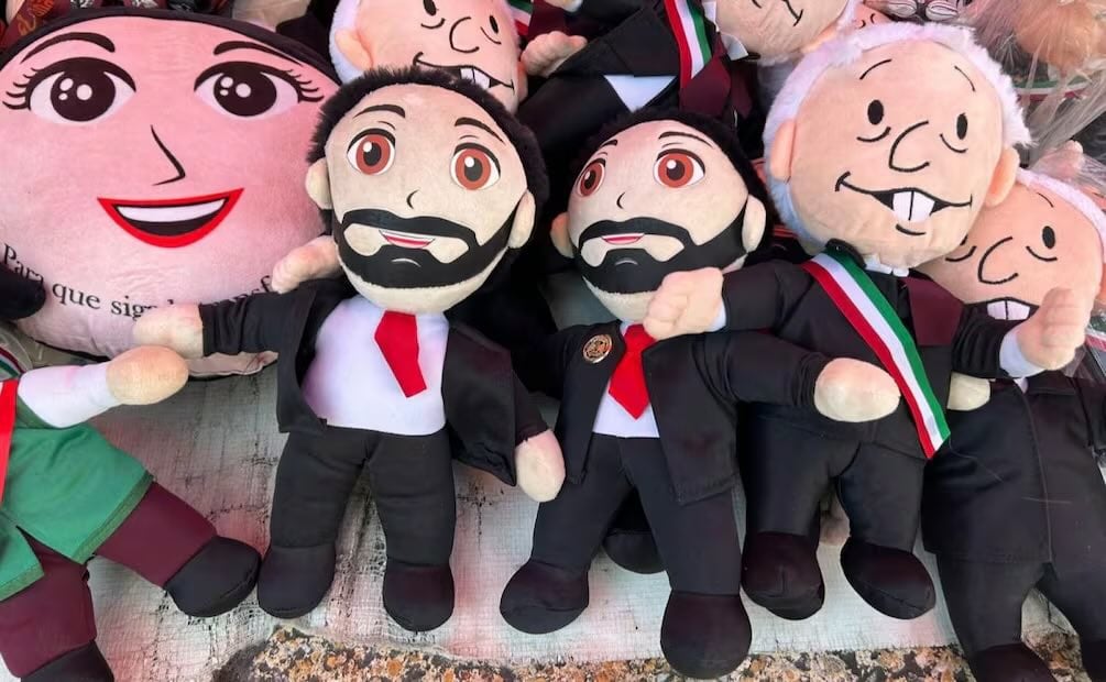 Peluches "Harfuchitos", en honor al secretario de Seguridad, Omar García Harfuch, se suman a los "Amlitos" y "Clauditas" en calles de la CDMX (07/03/2026). Foto: Alejandra Canchola / EL UNIVERSAL