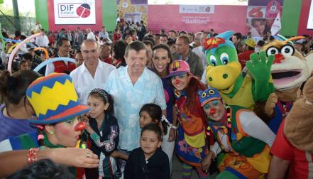 Chabelo apadrinó "Gallitos", el programa de calzado gratuito en Querétaro 