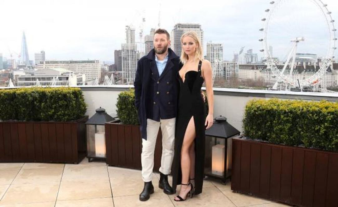 Se notó la diferencia de vestuario entre Jennifer Lawrence y sus compañeros en "Red Sparrow", como Joel Edgerton FOTO:AP