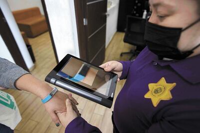 Protegerán a los abuelitos con brazaletes