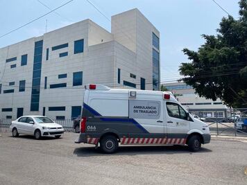 Médicos lo ayudan a superar el Covid-19