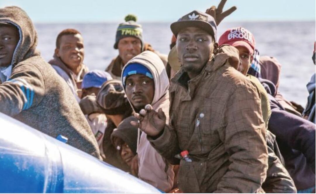 Rescatan otro bote. Un bote inflable con 47 migrantes a bordo fue rescatado ayer por el Sea Watch 3 con bandera holandesa frente a las costas de Libia. FEDERICO SCOPPA. AFP