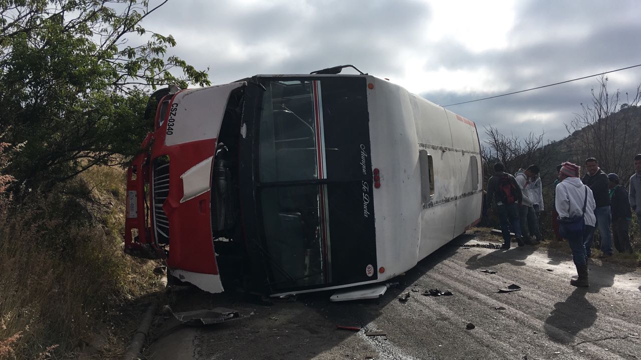 Choca y vuelca camión suburbano en La Solana