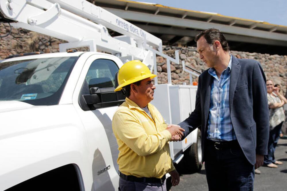 El edil de Corregidora, Mauricio Kuri, encabezó la entrega del estacionamiento para unidades utilitarias y 11 nuevas unidades de uso oficial (ESPECIAL)