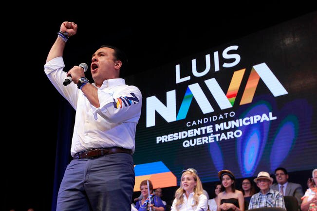 Luis Bernardo llegó al auditorio Josefa Ortiz de Domínguez con su esposa y sus tres hijos; fue arropado por su partido y el candidato presidencial Ricardo Anaya, en medio de porras y aplausos. / Foto: César Gómez