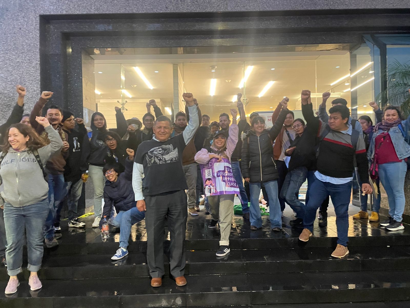 Estudiantes se plantan en el Conahcyt; exigen la restitución de becas