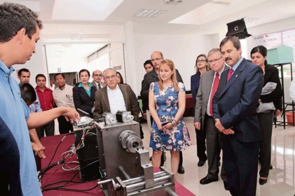 De la Isla Herrera visita planteles