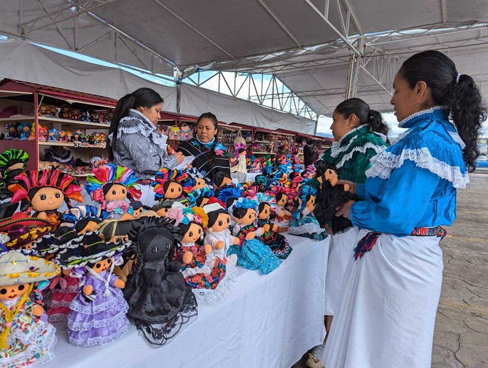 En Amealco, la elaboración artesanal de muñecas de trapo es considerada una gran tradición
