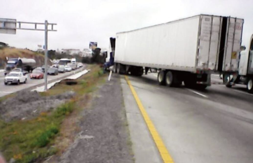 Vuelca tráiler y para tráfico en la 57