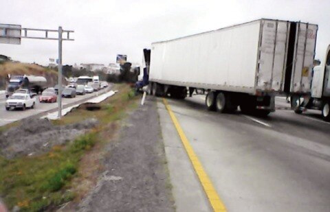 Vuelca tráiler y para tráfico en la 57