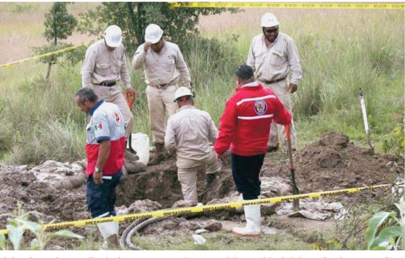 El alto número de tomas ilegales hace suponer que los grupos delincuenciales habrían perforado en promedio 2.3 veces cada kilómetro de la red de ductos de Pemex. ARCHIVO EL UNIVERSAL