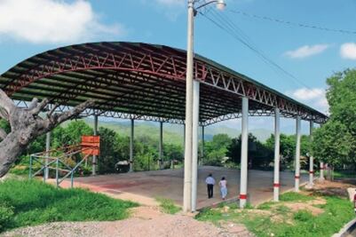 Entregan techumbre para canchas en Landa