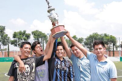 Leones Pardos se coronan en Crazy Balls