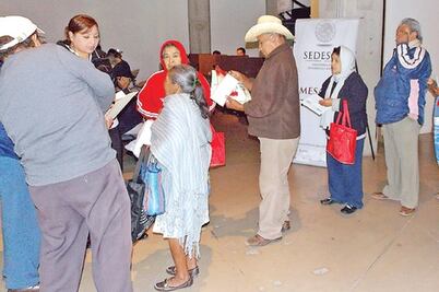 Padecen para cobrar apoyo de 65 y más