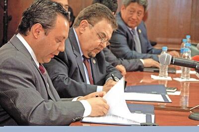 Firman convenio el Congreso y la Fecapeq