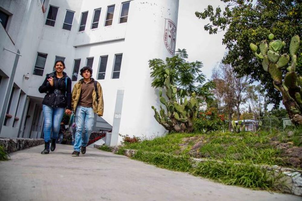 Previo a la jornada electoral, alumnos de la Facultad de Ingeniería encabezaron una protesta en inmediaciones de rectoría por el retiro del registro de la candidatura a Eusebio Ventura.