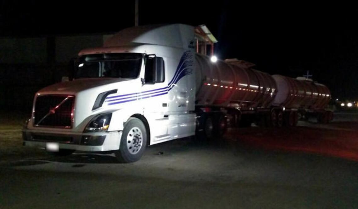 Una llamada anónima a la subestación las Águilas alertó de que un vehículo marca Volvo, con dos remolques tipo cisterna, se abastecía de combustible en una toma clandestina. (FOTO: ESPECIAL)