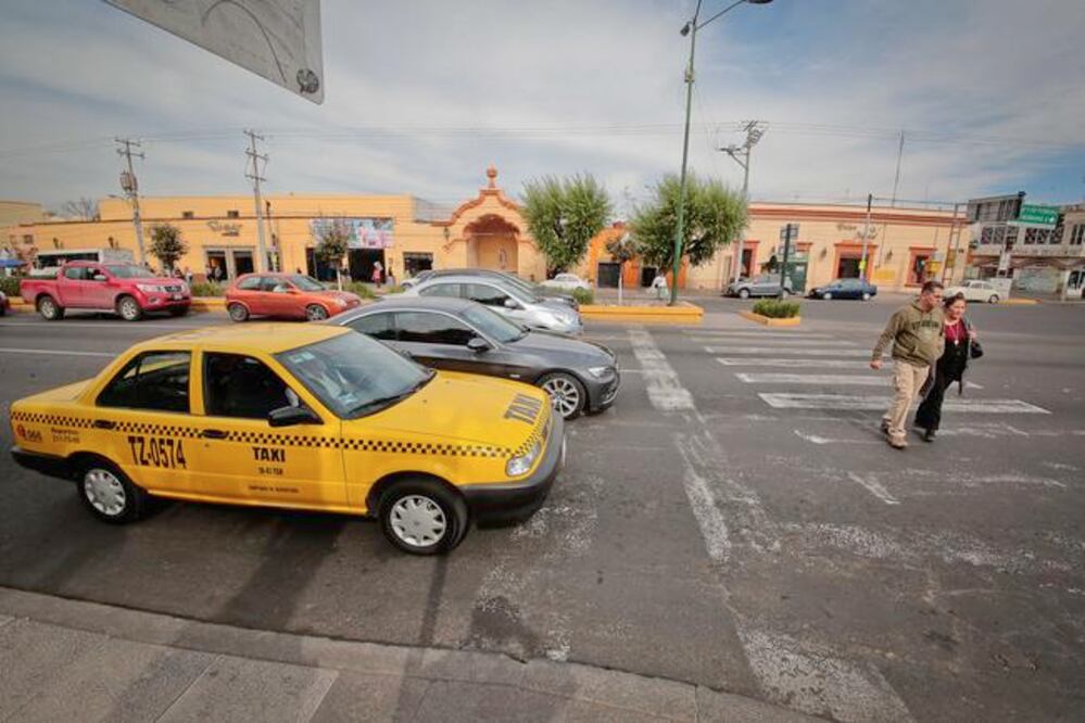 Hay taxistas que ya pagaron el refrendo de este año, por lo que falta aclarar si para ellos habrá reembolso pues el descuento aplica a partir de este 2017 (ARCHIVO. EL UNIVERSAL)