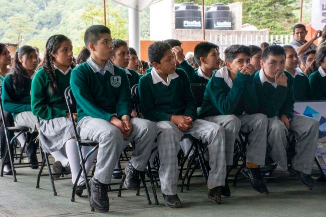 Padres impiden paso a docentes