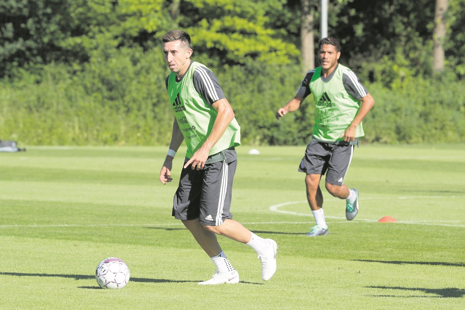 Héctor Herrera, integrante de la Seleccion Mexicana de Futbol en sesion de entrenamiento en la ciudad de Copenague Dinamarca foto:Luis Cortés