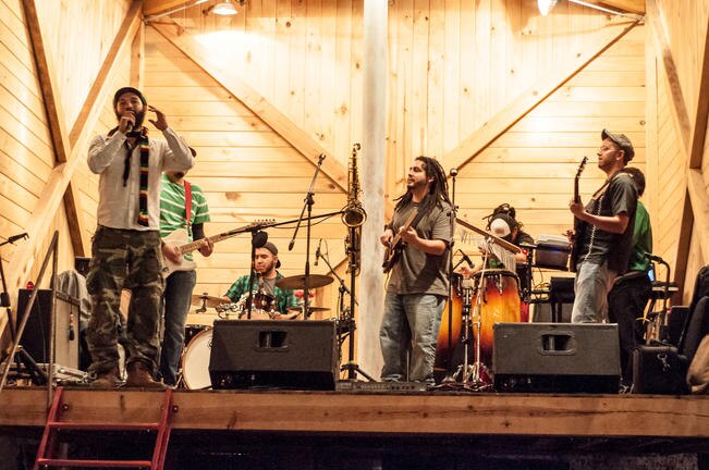 Los intgrantes de Yerbabuena Kajahla pusieron a bailar a los asistentes a ritmo de reggae. (RICARDO LUGO. EL UNIVERSAL)