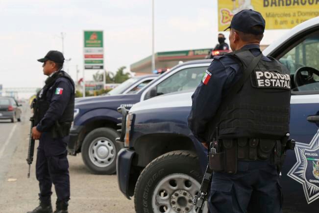 Gobernador festeja a elementos de la policía en su día