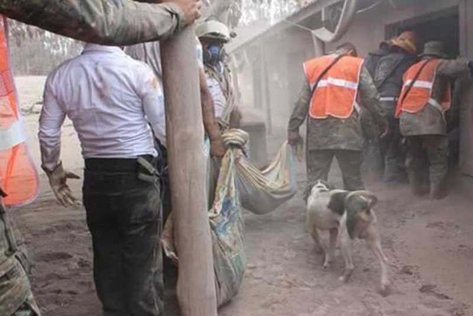 Guatemala, la desesperada búsqueda de las víctimas bajo las cenizas