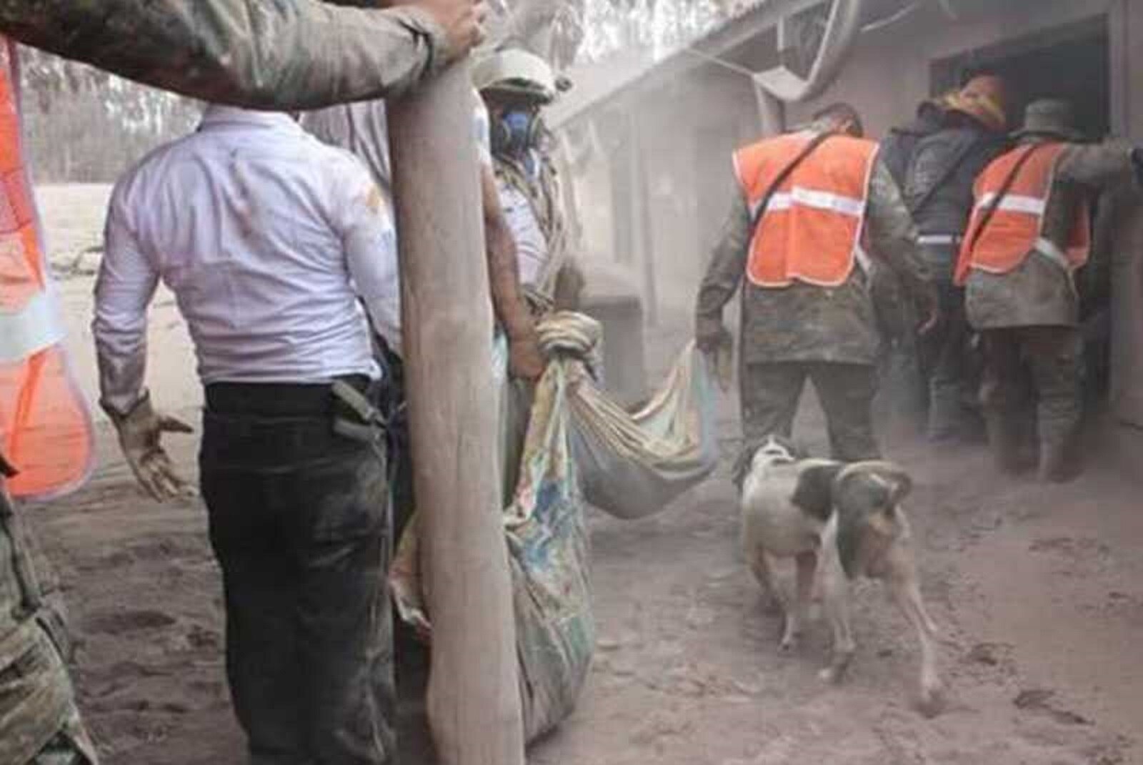 Elementos de rescate trasladan el cuerpo de una de las víctimas de la erupción del Volcán del Fuego en el municipio de Acatenango, durante la visita del presidente Jimmy Morales a la zona. Foto: XINHUA