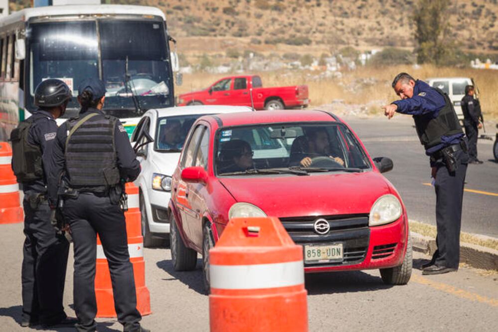 El secretario de Seguridad afirmó que los vehículos que se han remitido al corralón no contaban con placa o tarjeta de circulación y hubo algunos casos en donde la unidad tenía reporte de robo (DEMIAN CHÁVEZ. EL UNIVERSAL)