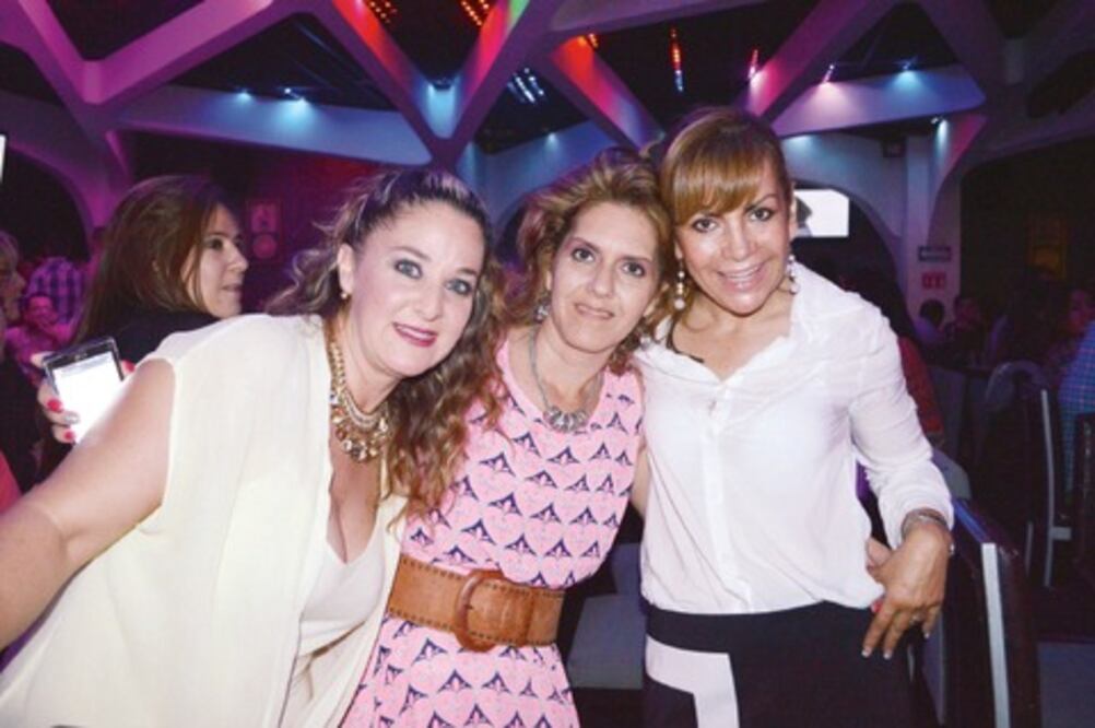 Amistoso festejo, rodeada de amigos